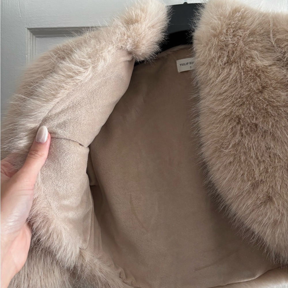 Elegant Cream Faux Fur Jacket - Picture 4 of 6